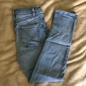 BDG Light Wash High Rise Girlfriend Jeans 🥑